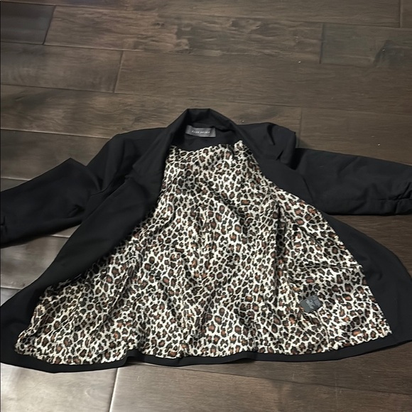 Suzy Shier Black Blazer with Animal Print Lining size small - Picture 4 of 6